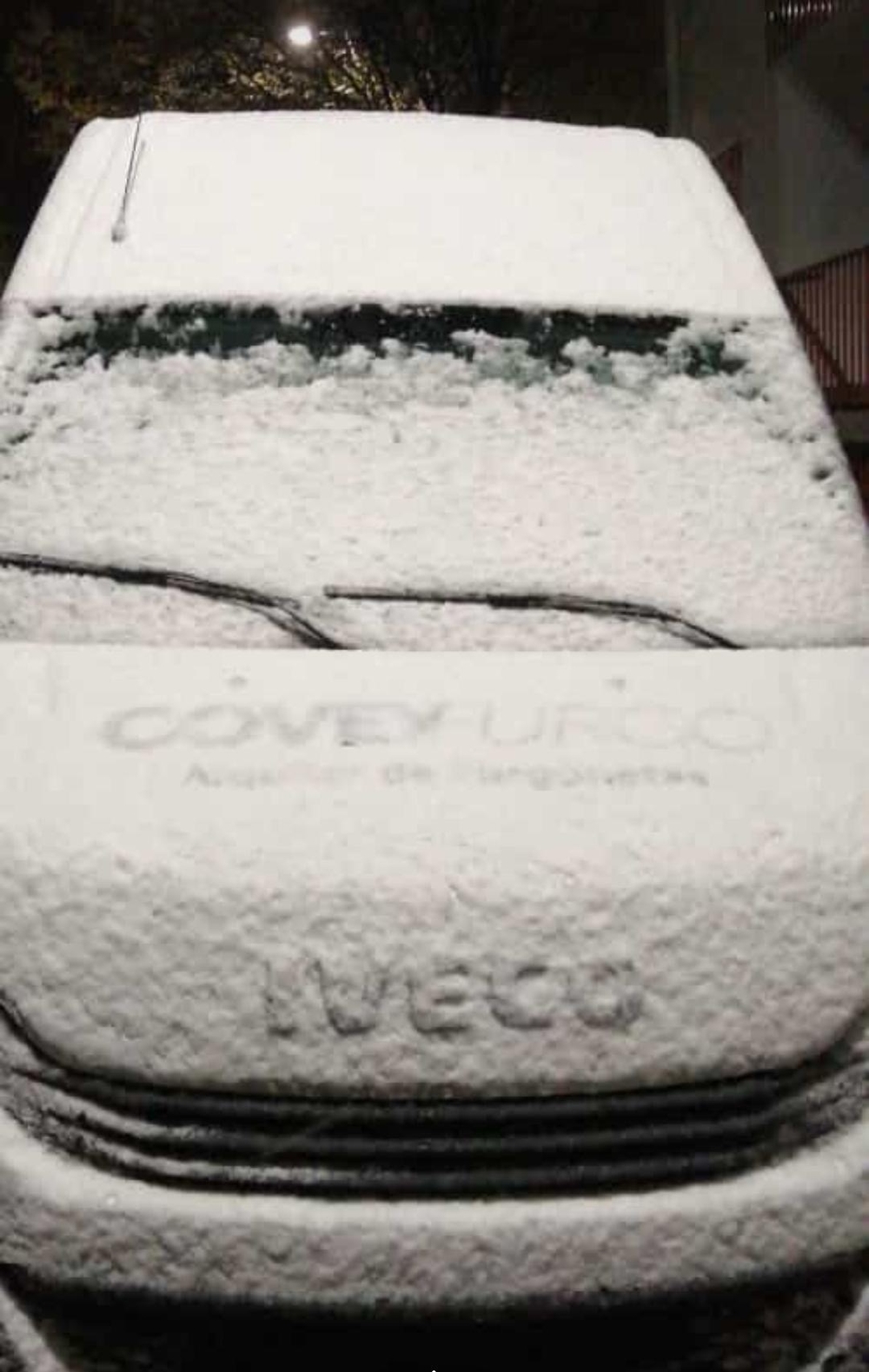 Nieve acumulada en un vehículo en El Espinar
