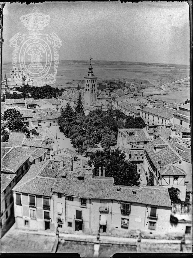 Iglesia y plazuela de San Andrés. Imagen captada desde la torre de la Catedral de Segovia.
