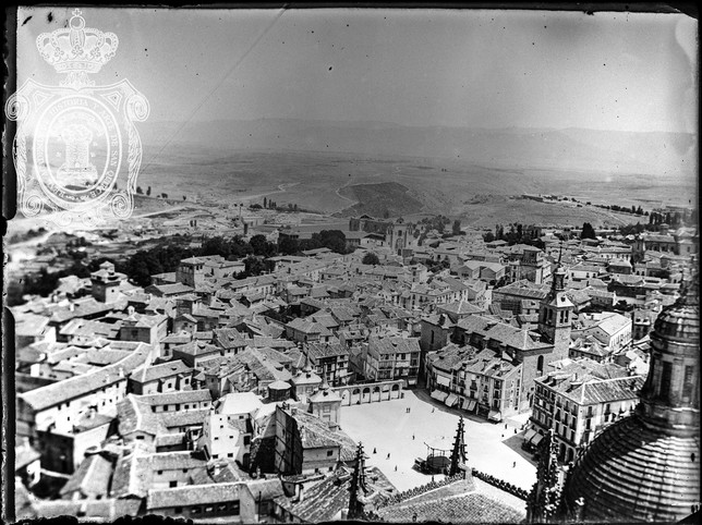 Artigas captó esta imagen de la Plaza Mayor desde la torre de la Catedral, antes de 1911.