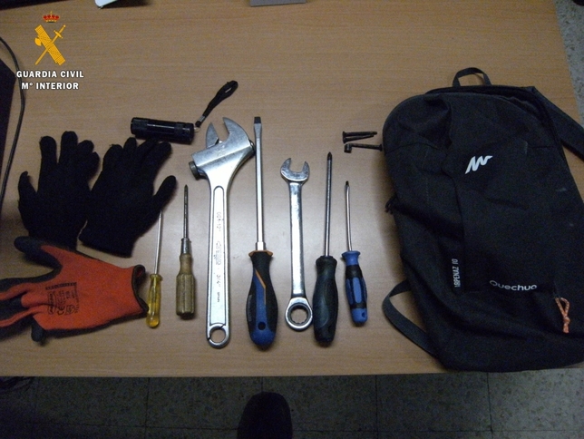 Material y herramientas encontradas en el vehículo.