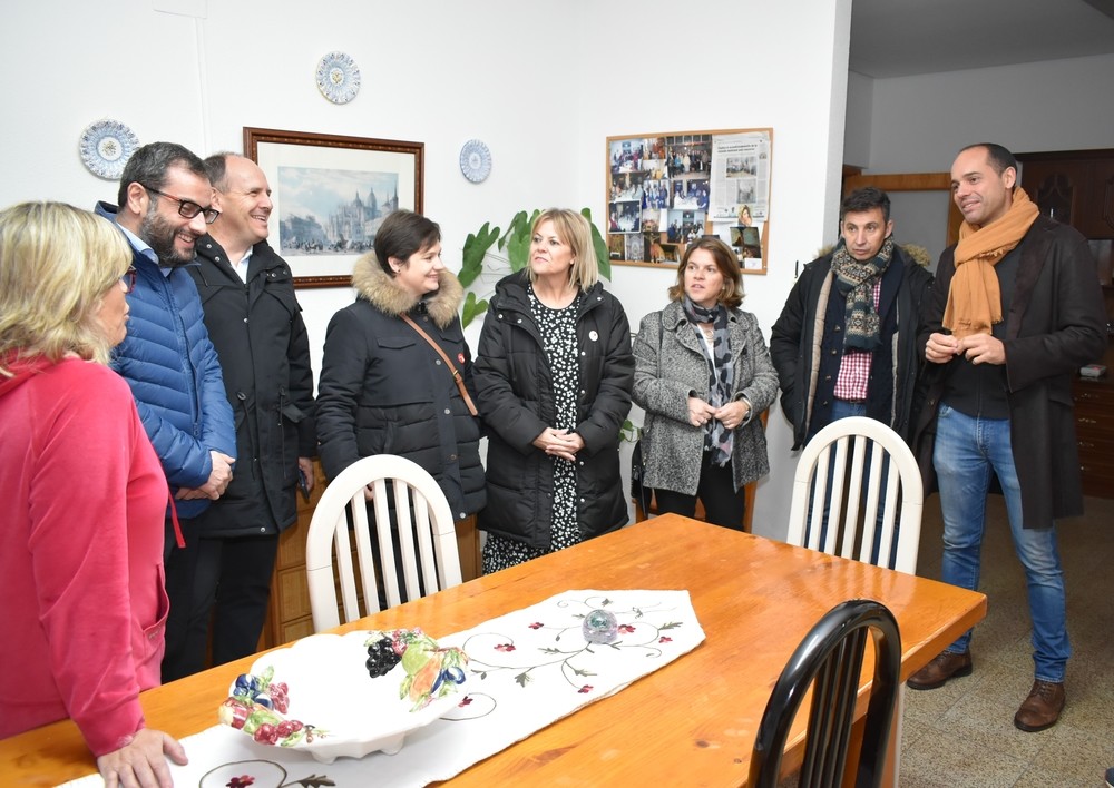 Ibán García en una visita a las viviendas tuteladas de mayores