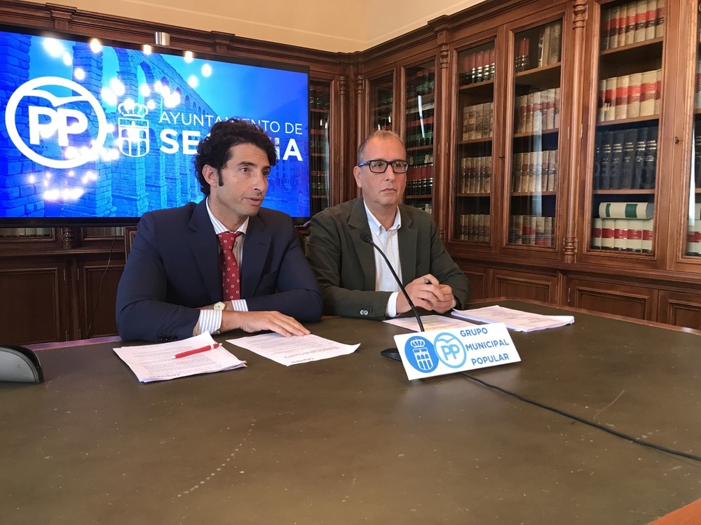 Los concejales del PP Marco Sandulli y José Luis Huertas, esta mañana en rueda de prensa.