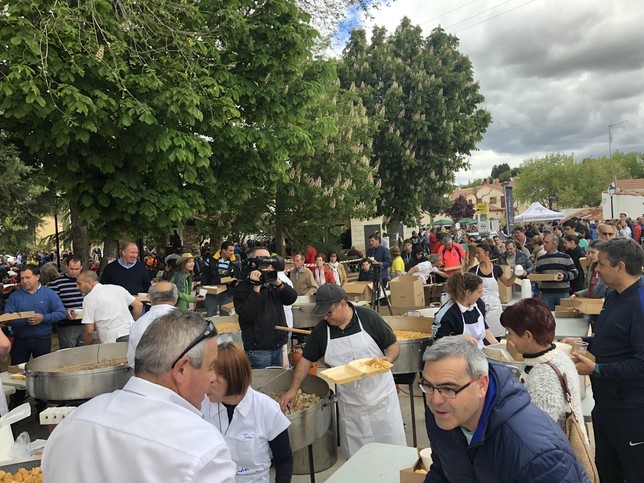 1.300 raciones de cocido en la Feria del Garbanzo de Valseca
