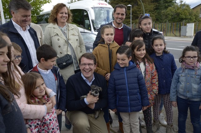 Mañueco se ha fotografiado con un grupo de niños, con un perro 