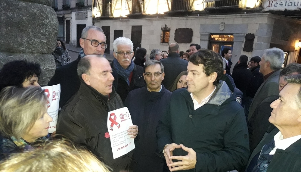 Alfonso Fernández Mañueco habla con representantes sindicales