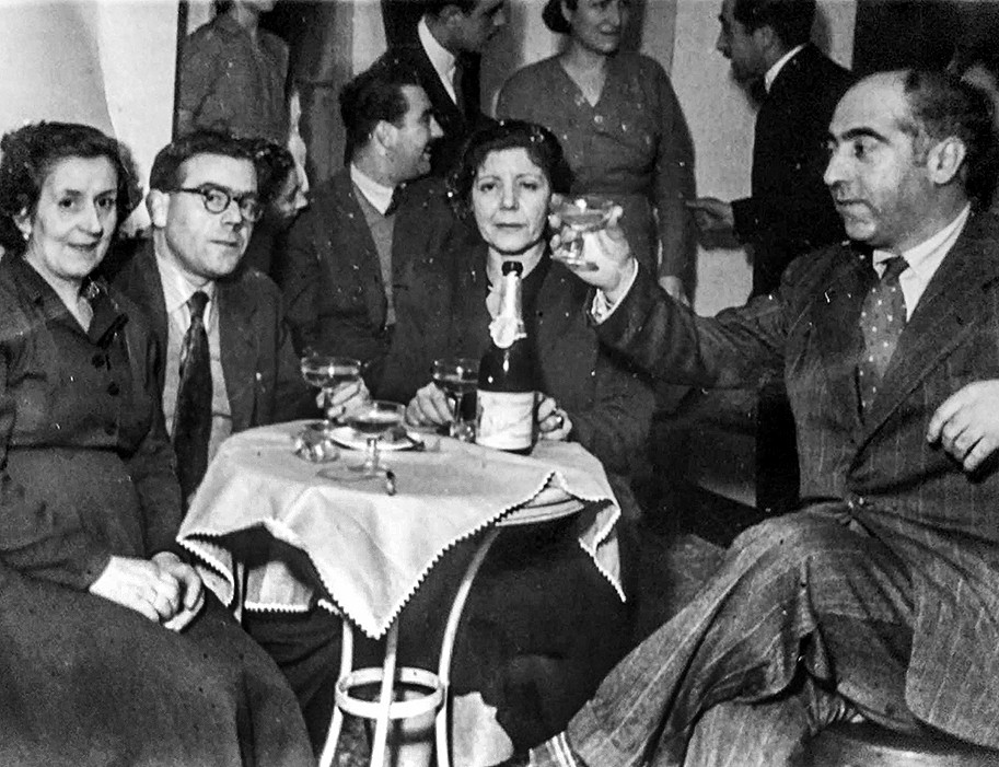 En 1950, el escritor, dramaturgo e historiador, Mariano Grau (dcha), que fuera gran amigo de Machado, brinda junto a unos amigos segovianos, en Las Sirenas.