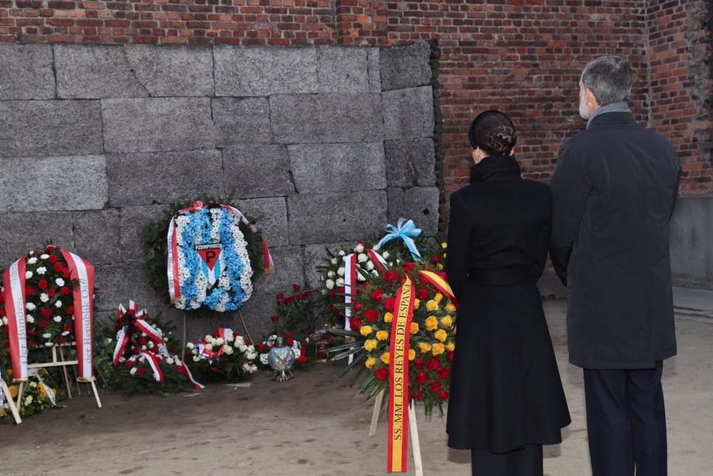 Los Reyes Felipe y Letizia realizan una ofrenda floral ante el Muro de la Muerte