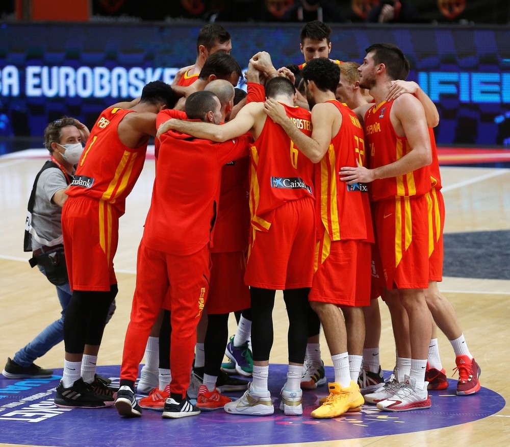España saca billete para el Eurobasket con exhibición
