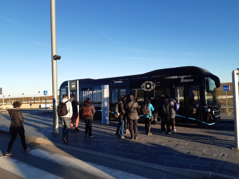 Avanza rueda en Segovia con un bus negro en pruebas