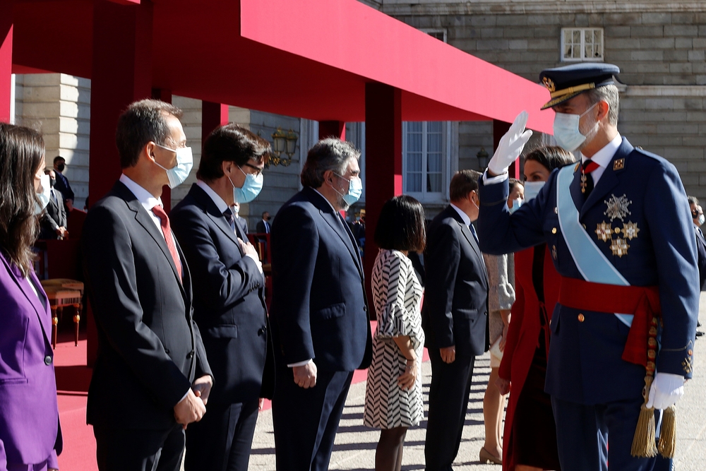 Los Reyes Felipe y Letizia saludan al ministro de Ciencia e Innovación, Pedro Duque  / KIKO HUESCA