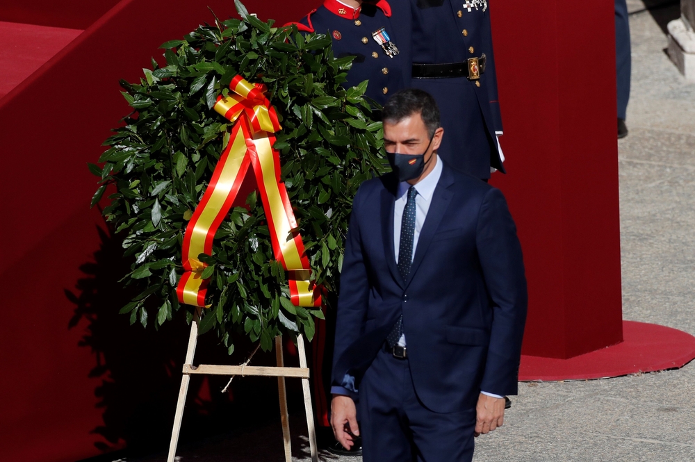 El presidente del Gobierno, Pedro Sánchez pasa ante una corona en honor a los fallecidos  / JUAN CARLOS HIDALGO