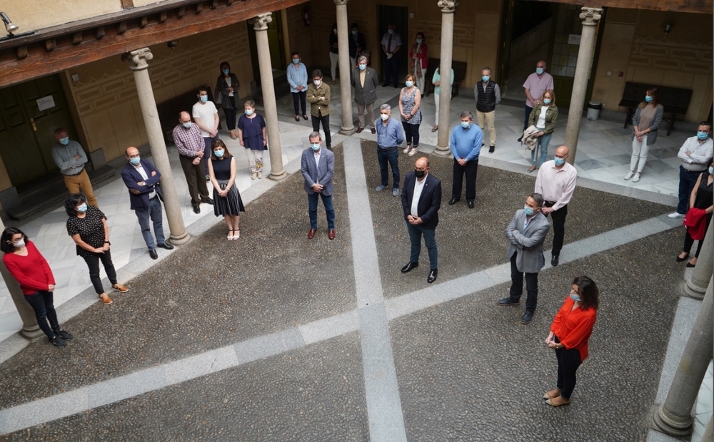 Minuto de silencio en Segovia tras 10 días de luto nacional