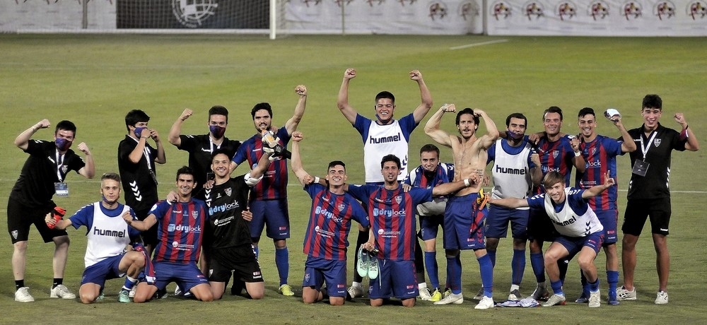Los jugadores de la Segoviana celebran el pase a la final del ‘play off’ el pasado domingo. 