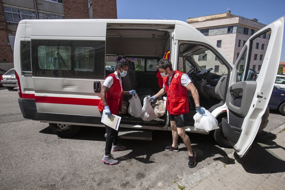 Voluntarios de Cruz Roja durante un reparto de alimentos.