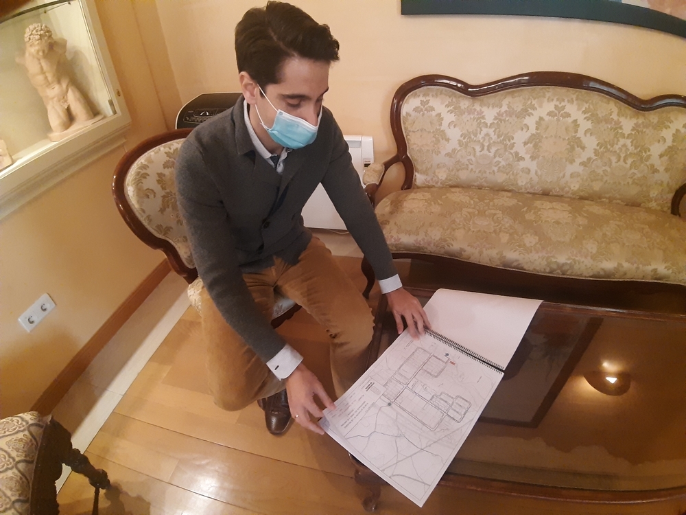El concejal de Obras, Miguel Merino, revisa una de las copias en papel del proyecto.