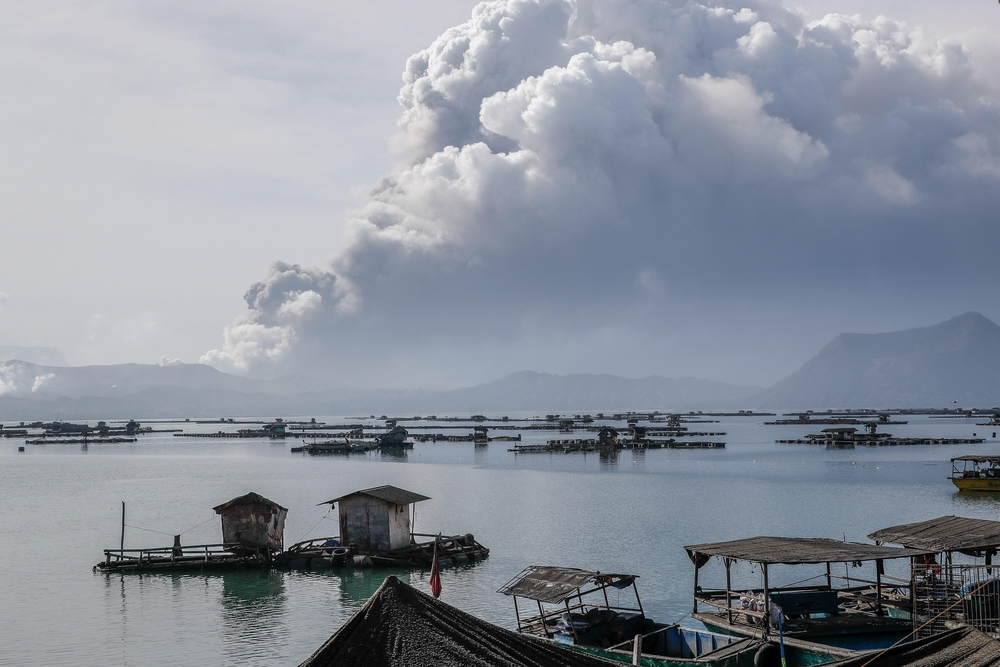 Más de 7.740 evacuados por erupción del volcán Taal, que ya escupe lava  / MARK R. CRISTINO