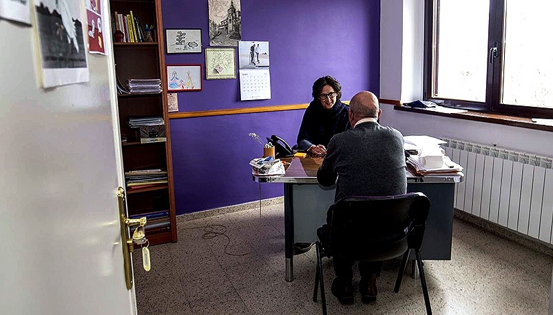 La psicóloga Sonia Vázquez, pasando consulta con Juan.