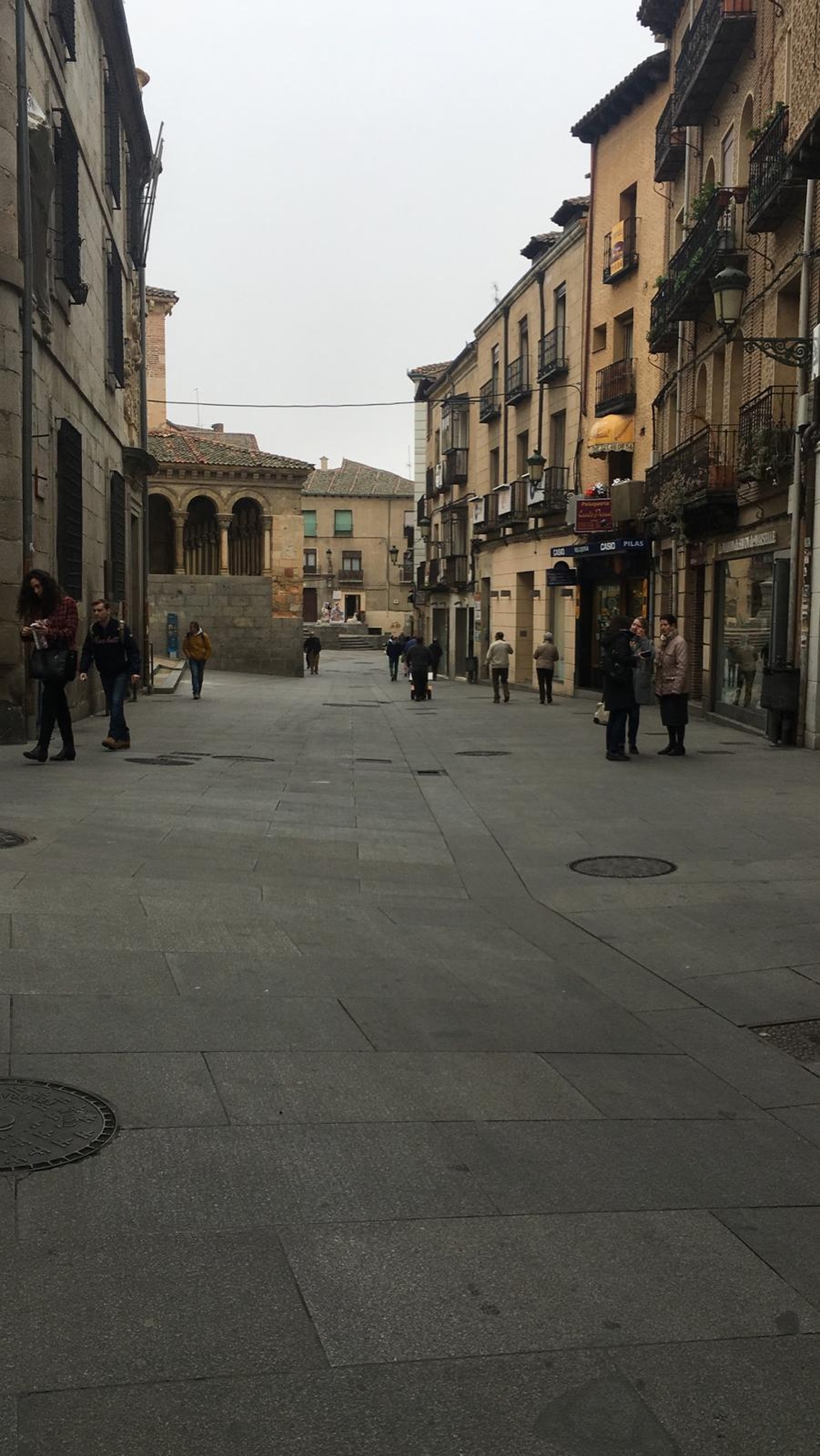 El centro de Segovia, semivacío por el coronavirus.  / ROSA BLANCO