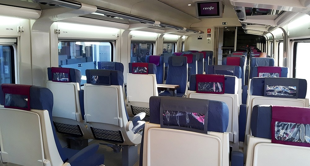 Un solo usuario en un vagón de un Avant de la líneaValladolid-Segovia-Madrid, en una expedición del miércoles por la mañana.