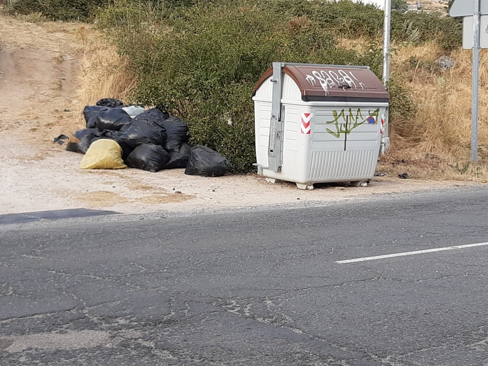 El PSOE denuncia que la basura se acumula en El Espinar