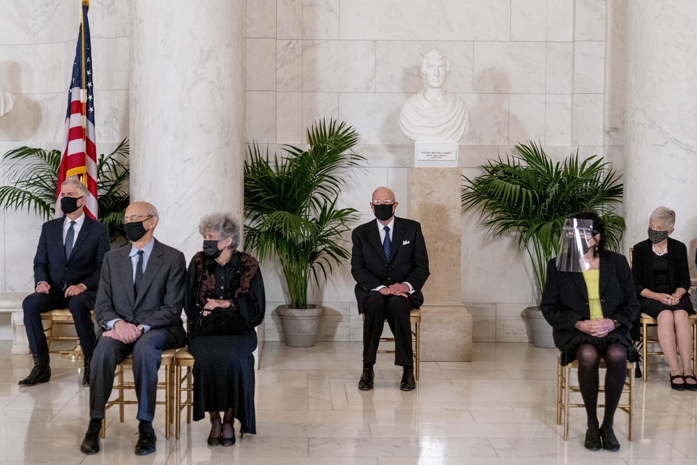 Justice Ruth Bader Ginsburg lies in repose at the Supreme Court  / ANDREW HARNIK / POOL