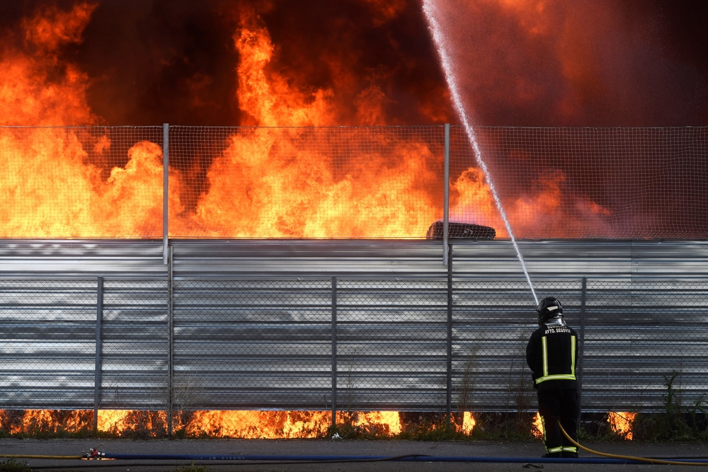 Incendio en una planta de residuos plásticos en Valverde del Majano (Segovia)  / PABLO MARTÍ­N EFE