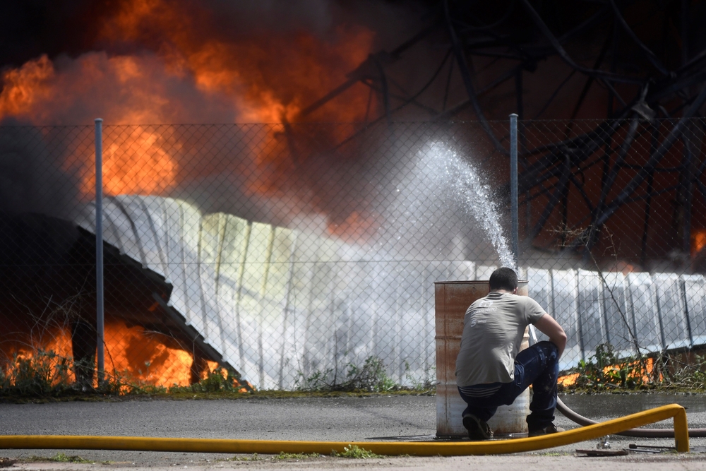 Incendio en una planta de residuos plásticos en Valverde del Majano (Segovia)  / PABLO MARTÍ­N EFE