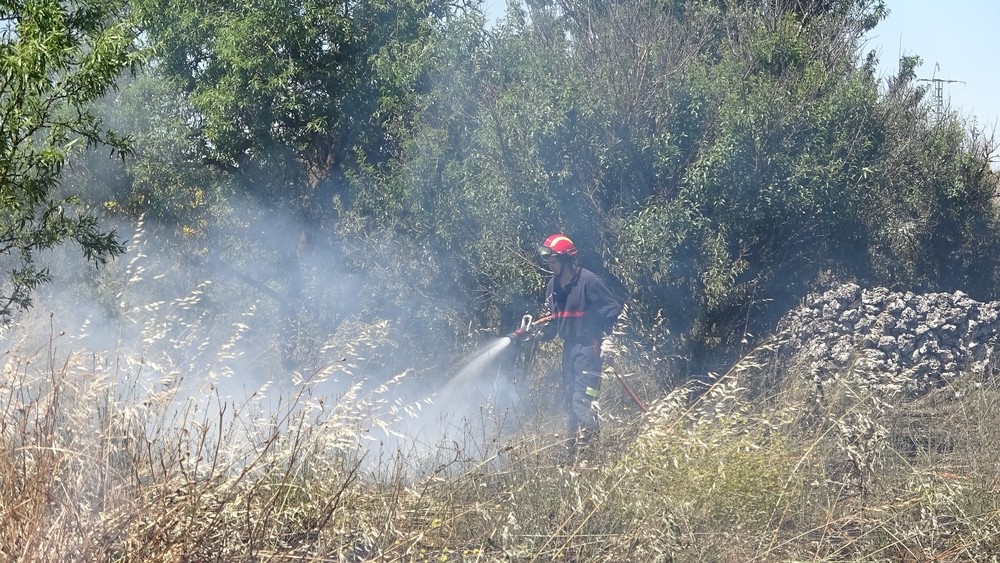 Arden cuatro hectáreas y media de cebada en Cuéllar