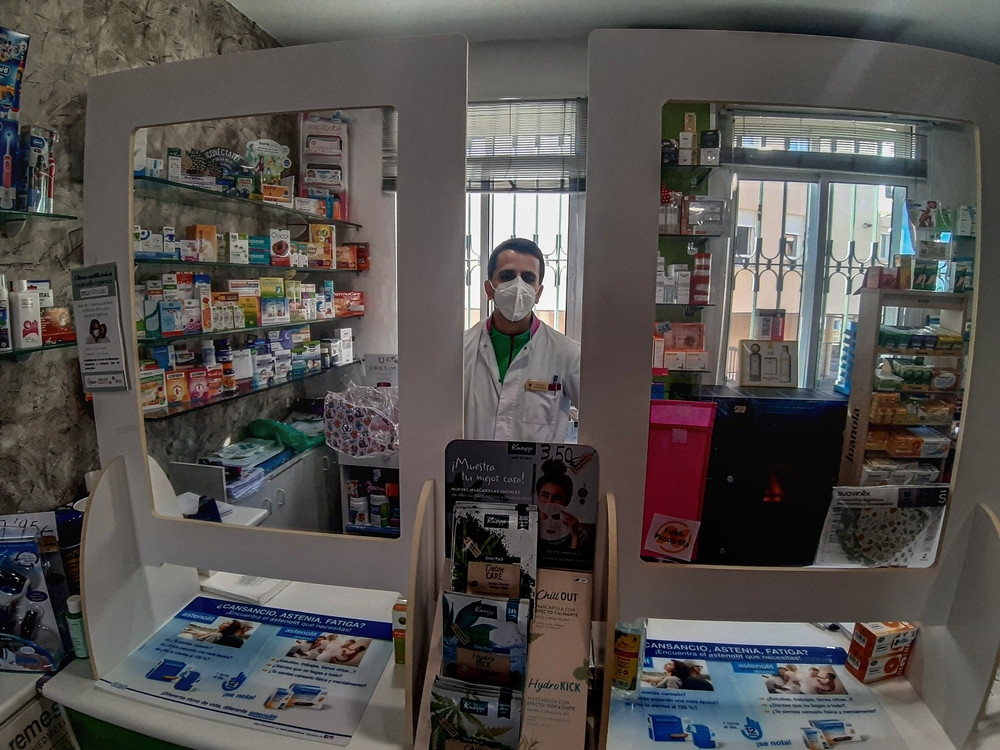 Víctor del Río, en su despacho de farmacia ubicado en La Lastrilla.