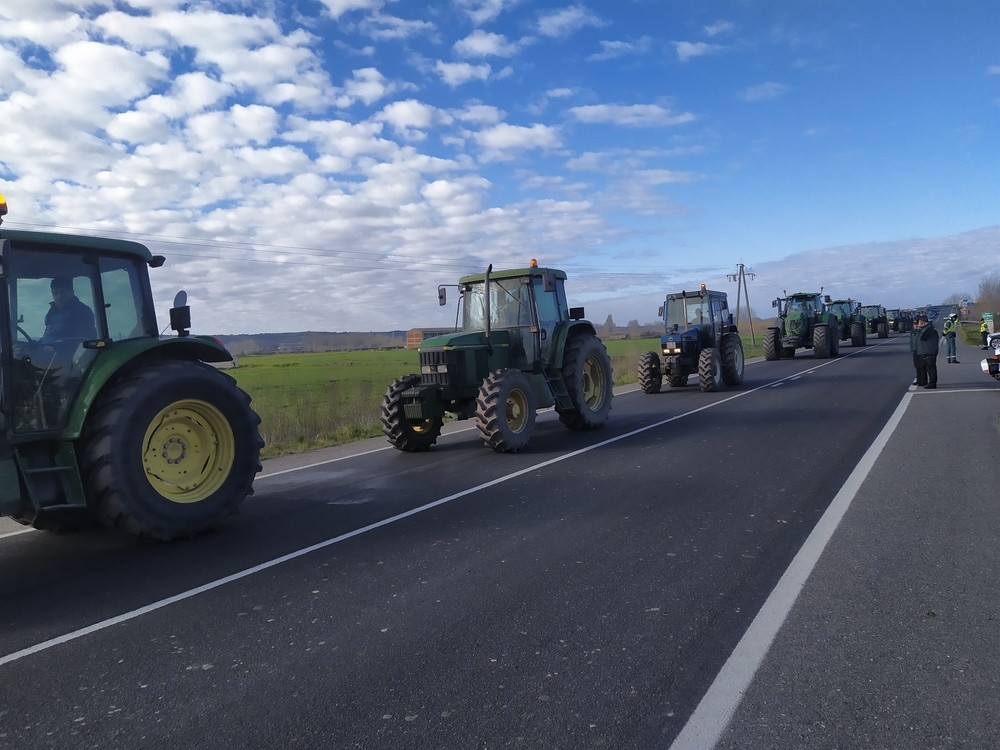 Más de 300 agricultores cortan la autovía en Coria