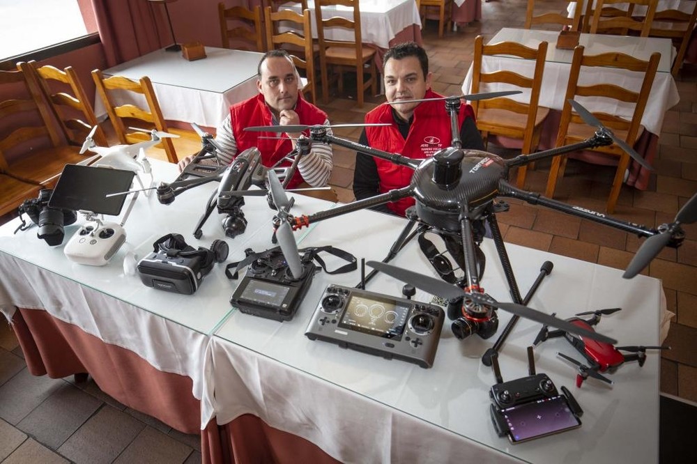 Los responsables de Aerodronetv muestran los drones con los que operan.