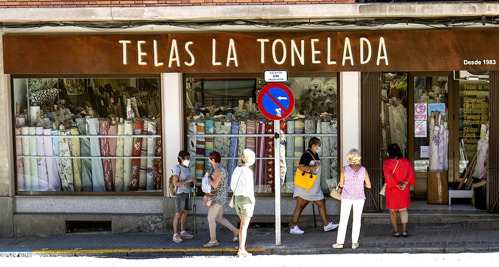 La afluencia de clientes en la tienda La Tonelada es constante.