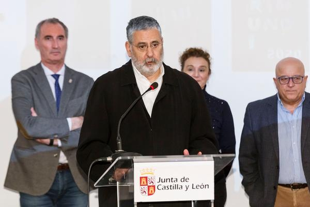  El diseñador y director del taller del concurso, Emilio Gil; durante la presentación del cartel de la XXXIV edición de Titirimundi  / ICAL