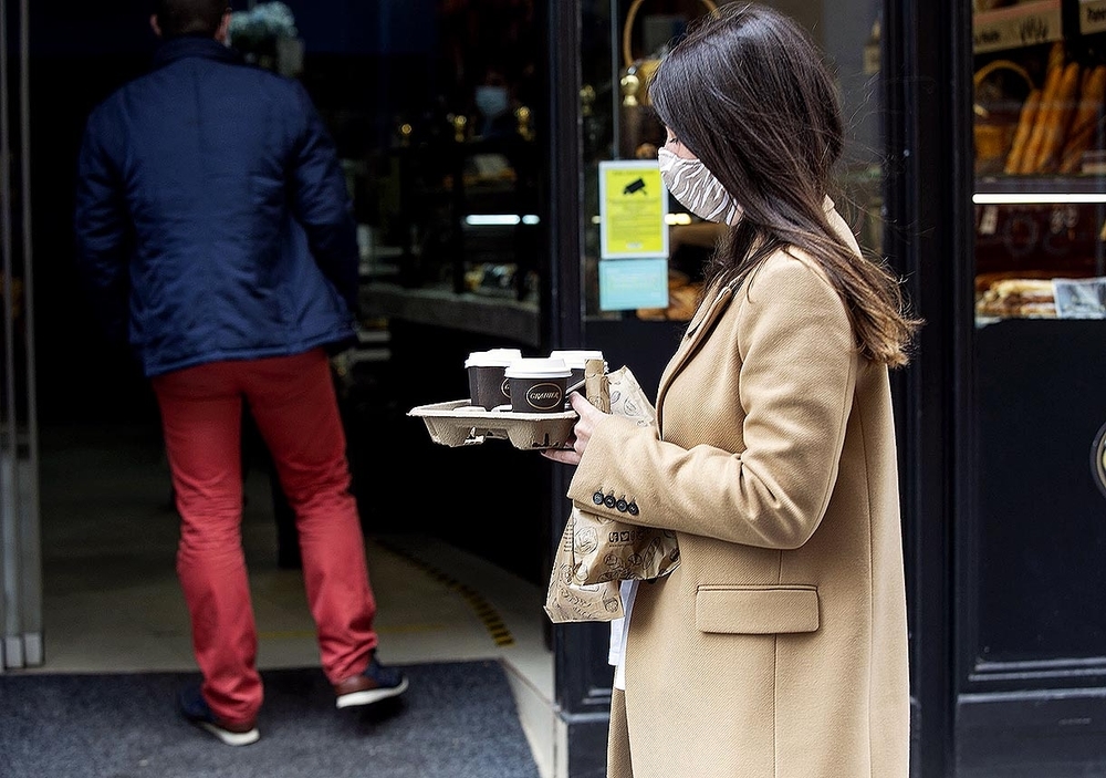Una joven porta varios cafés adquiridos en Granier, cafetería ubicada en la calle Real de Segovia. 
