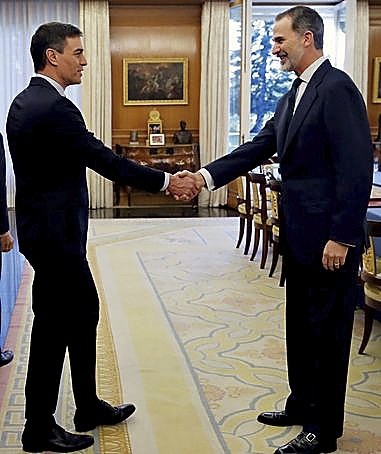 El Rey y Sánchez estrechan la mano antes de la reunión. 