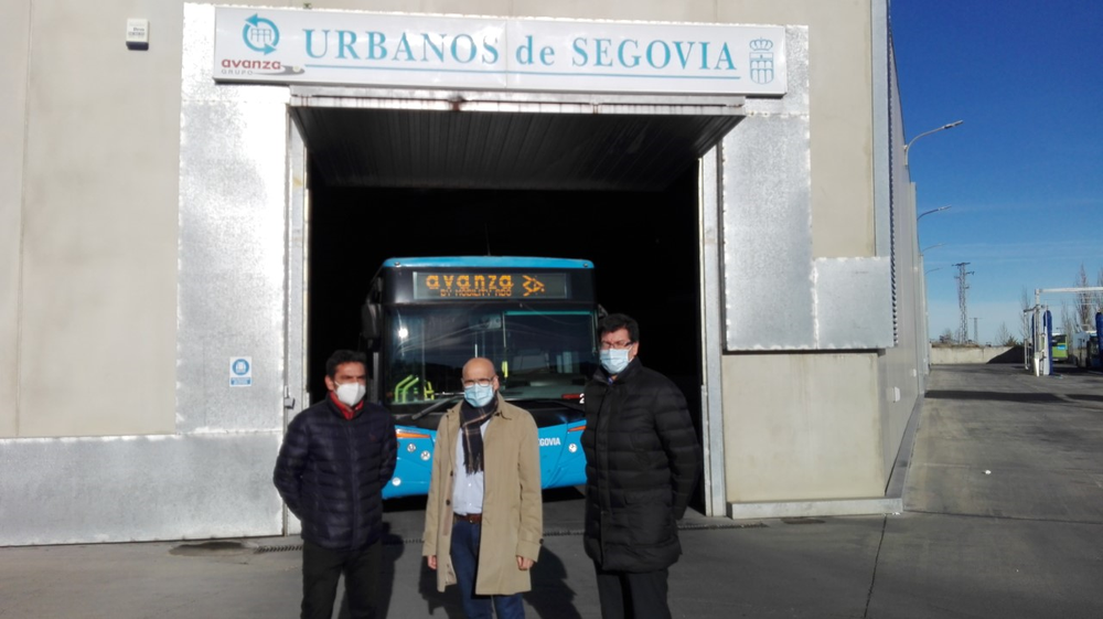 El concejal de Transportes, Jesús María Sanz Cobos, de visita en las instalaciones de los autobuses urbanos.