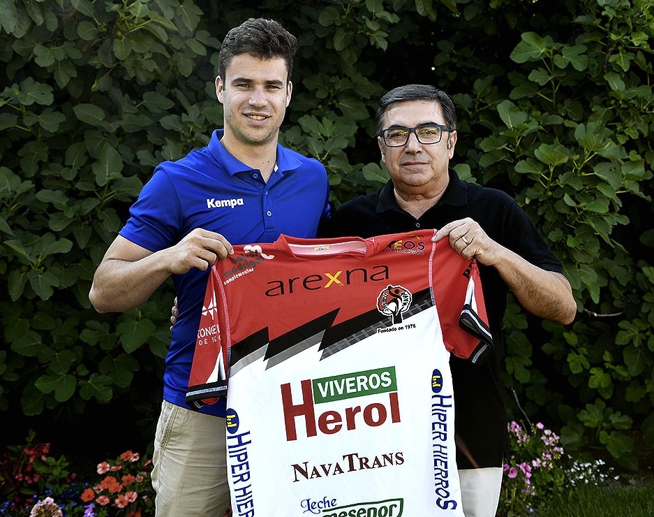El presidente del Nava posa con Rodrigo Pérez, uno de los fichajes para esta temporada.