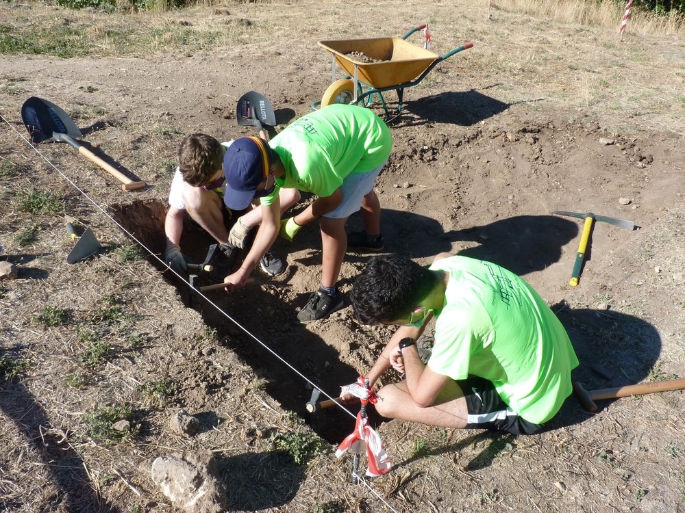 Los jóvenes aprenden arqueología en la senda de los Suspiros