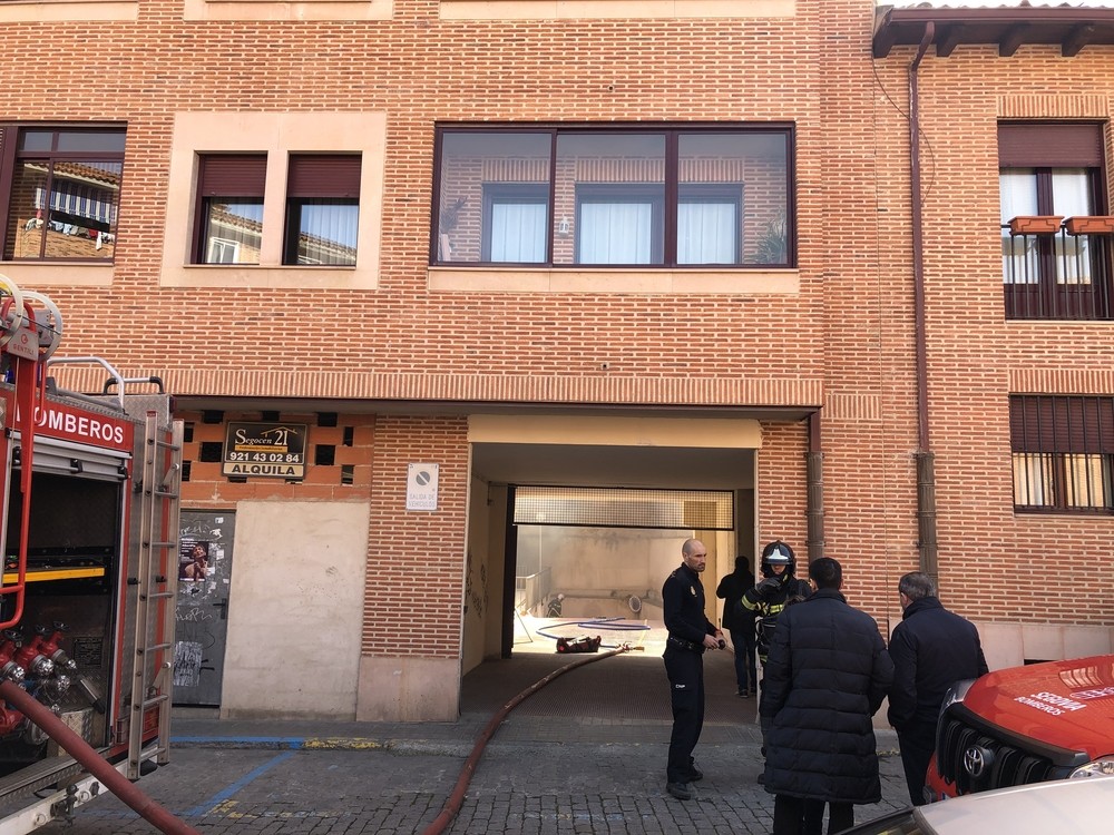 Desalojan dos edificios en San Millán por fuego en un garaje