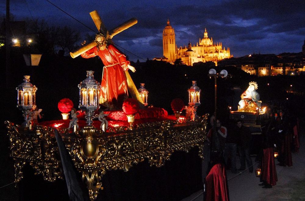 Vía Crucis de Jueves Santo de 2007 de la Cofradía del Santo Cristo con la Cruz a Cuestas de la Asociación de Exalumnos Maristas de Segovia