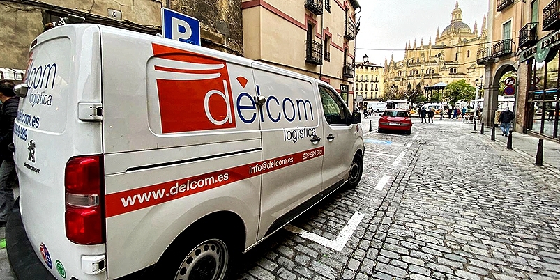 Una furgoneta de Délcom, aparcada al lado de la Plaza Mayor, en Cronista Lecea. La logística asturiana ha contratado a 45 repartidores para cubrir Ávila y Segovia.