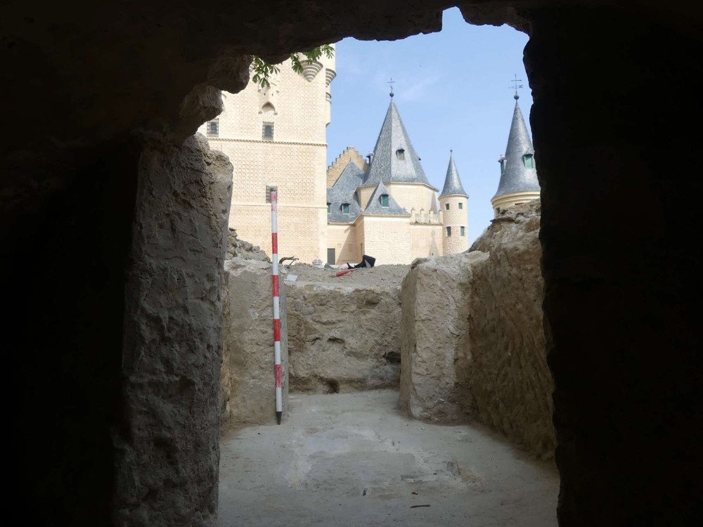 Diferentes imágenes de las zonas de prospección, donde han encontrado partes del canal y restos de la vieja catedral.