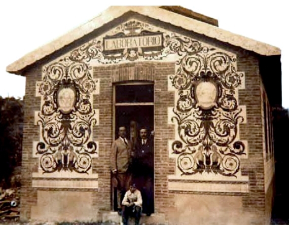 Taller laboratorio en el que trabajó Zuloaga, dentro de la fábrica de Los Vargas. La fachada de azulejos se ha vendido en 3.400 euros.