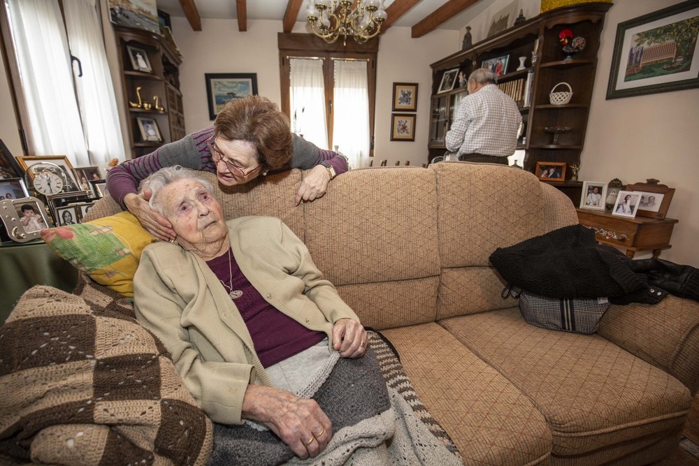 Felipa junto a su madre Felisa, que en marzo cumplirá los 103 años. 