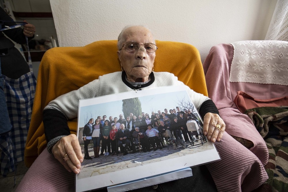 Serviliana muestra una foto tomada hace años junto a toda su familia.