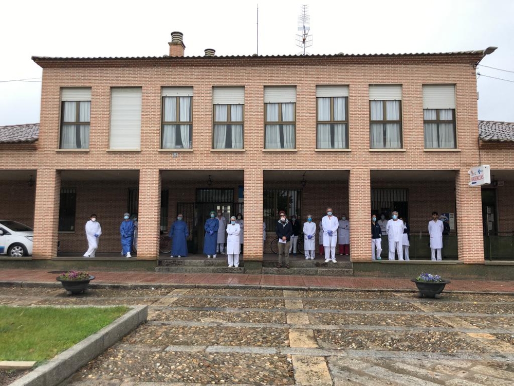 Sanitarios a las puertas del centro de salud de Nava de la Asunción.
