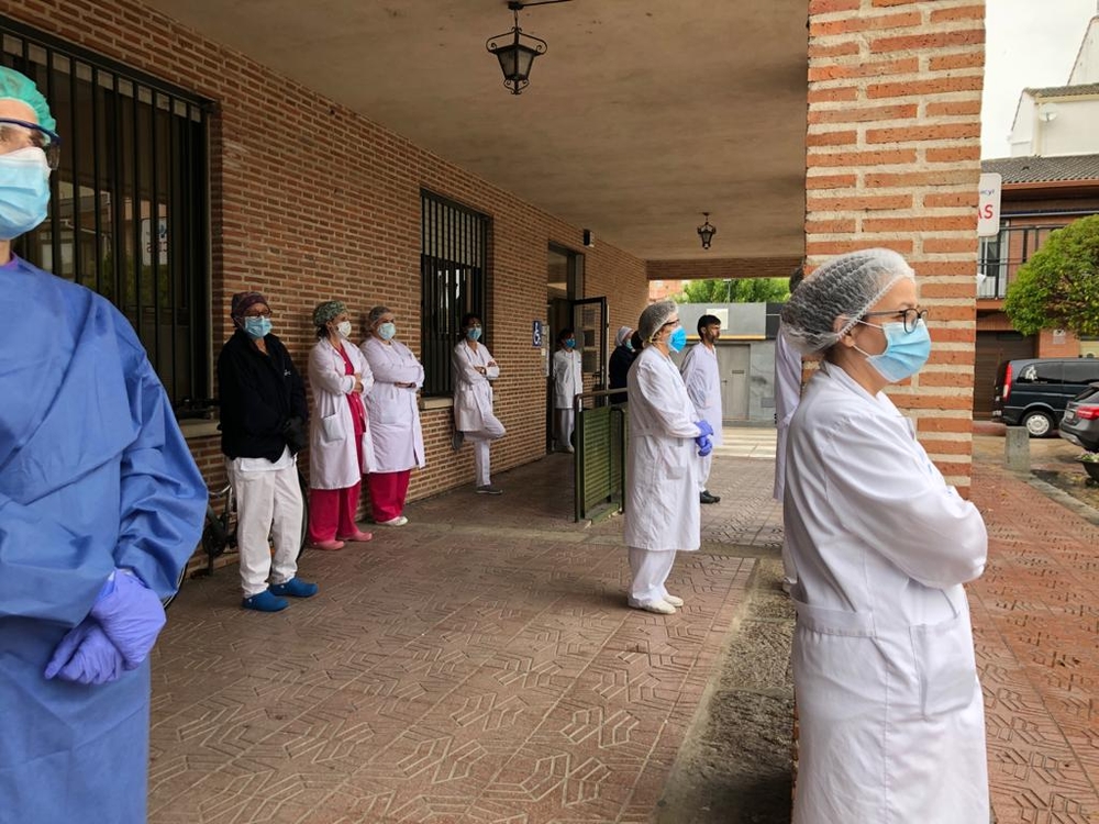 Sanitarios a las puertas del centro de salud de Nava de la Asunción.  / D.S.
