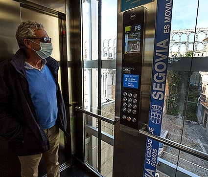 Ramón Muñoz-Torrero, ex-edil de Tráfico también ha estrenado el ascensor.