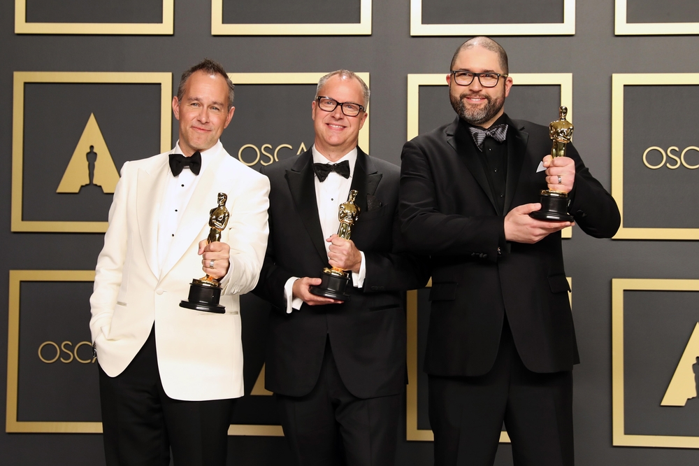 Jonas Rivera, Mark Nielsen y Josh Cooley posan con el Oscar a mejor película de animación por 'Toy Story 4'  / DAVID SWANSON