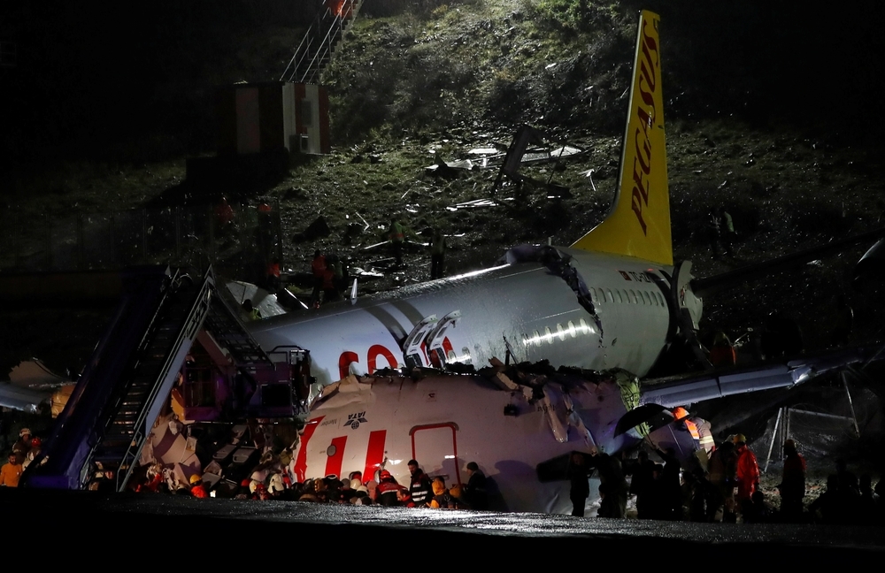 Un avión se parte en tres durante un aterrizaje en Estambul